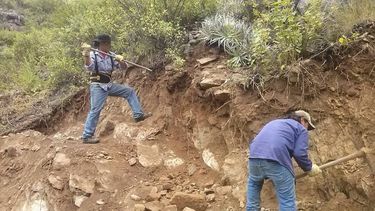 Con pico y pala hacen un camino para entrar a sus casas