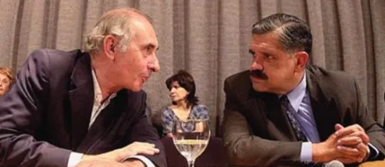 Otros tiempos, mismos protagonistas. López Murphy dialoga con De La Rúa. Al centro, atrás, Patricia Bullrich.