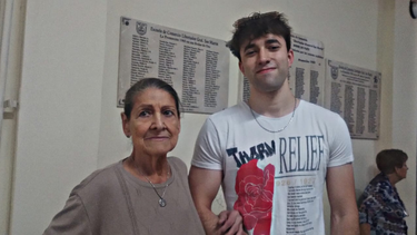 Amor de nieto: del brazo y acompañando, Cipriano llevó a su abuela a votar