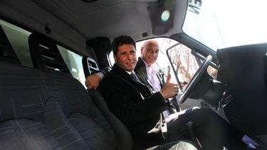 Uñac en 25 de Mayo: entregó movilidades y firmaron el inicio de la obra de las cloacas