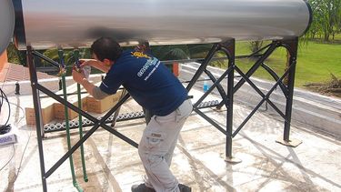 Calefones solares: para que no se los coma la inflación ampliaron los créditos un 30%