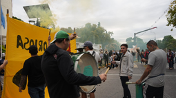 A las 8 de la mañana comenzaron a apostarse los primeros militantes para escuchar el discurso anual del gobernador, Marcelo Orrego. A las 8 de la mañana comenzaron a apostarse los primeros militantes para escuchar el discurso anual del gobernador, Marcelo Orrego.