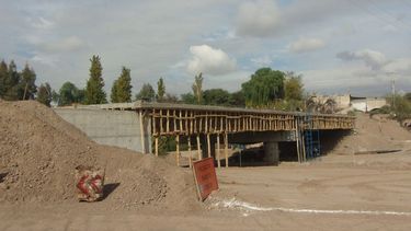 Albardón: avanza la construcción del puente sobre el río Ávila