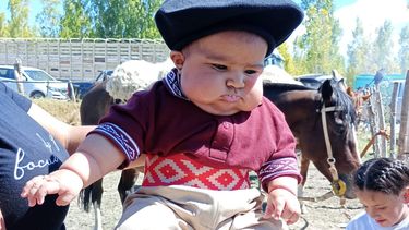 Valentina Díaz, la jinete más pequeña del Festival del Puestero Iglesiano, empilchada a la altura de las circunstancias.
