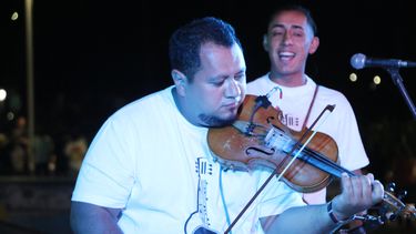 Ely Rodríguez y el violín son uno solo a donde la vida los lleve.