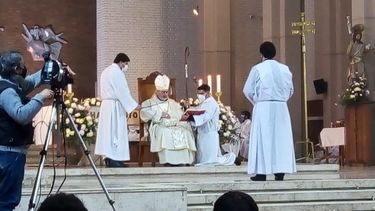 Tras la denuncia por compra fraudulenta, reapareció en público el obispo Domínguez pero no habló