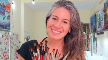 El bisturí por los pinceles: la sanjuanina que dejó el quirófano para sanar a través del arte