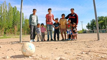 Una escuelita de futbol y de vida: una sola pelota para cambiar el destino de 30 chicos