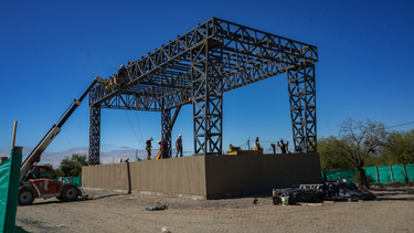 El imponente escenario es una de las obras más destacadas de la obras que se desarrollan a ritmo acelerado en el Paraje Difunta Correa.