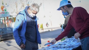 Sigue la campaña de cubrebocas gratis en Chimbas, con una perlita