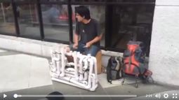 Con un instrumento de PVC, un caucetero la rompe en las calles de Chile