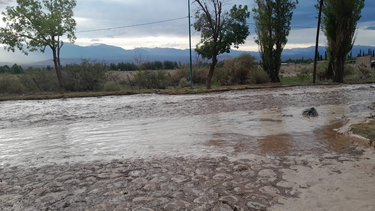 Creciente en Barreal: tres familias no regresaron a sus hogares por los daños