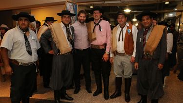 La Cabalgata de la Fe empezó a brillar en el Municipal