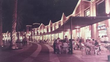 En una de las oficinas del Shopping Del Bono conservan una imagen tomada luego de la inauguración, hace 30 años.