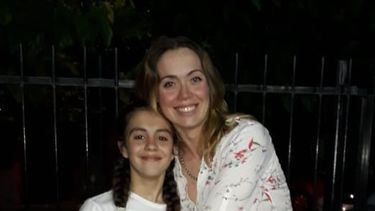 Foto de Lucía Rubiño, de niña, junto con Cristina Montilla, su madrina.