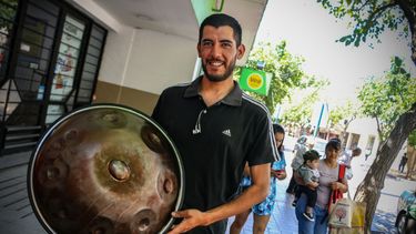 Mauro Díaz y su curioso instrumento