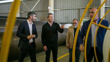 Uñac visitó una empresa de tuberías ubicada en el Parque Tecno Industrial de Albardón