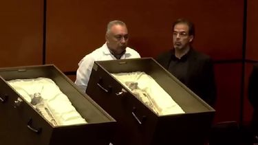 El ufólogo Jaime Maussan, durante su exposición sobre extraterrestres en el Congreso de México