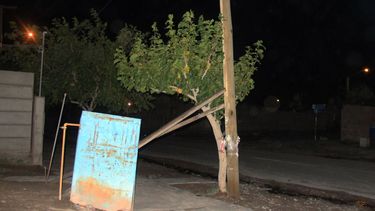 Vecinos apuntalaron postes de luz por miedo a que caigan