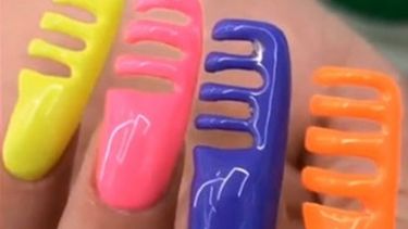Video: ¿peine para rascarse o uñas para peinarse?