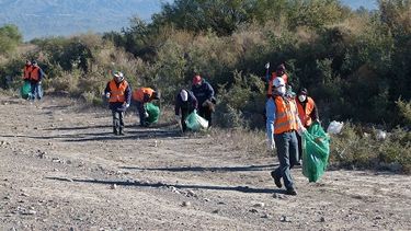 Estudiantes jachalleros limpiaron 6 kilómetros de la Ruta 150