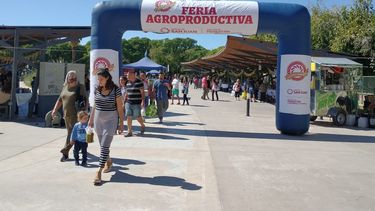 Amplia convocatoria, música y `locura por los huevos´, el color de la Feria Agroproductiva