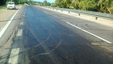 Un camión con uvas perdió la carga en la Circunvalación y transitar es un peligro