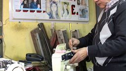 Armando Martín: una vida entre las máquinas de coser y la locución