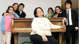 La Pepa Cangemi junto con sus hijas y nietos. Foto: gentileza Diario Uno.