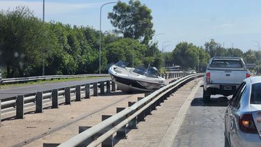 Una lancha quedó varada en medio de la Avenida de Circunvalación.
