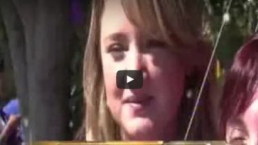 Una suelta de globos por la eliminación de la violencia contra la mujer