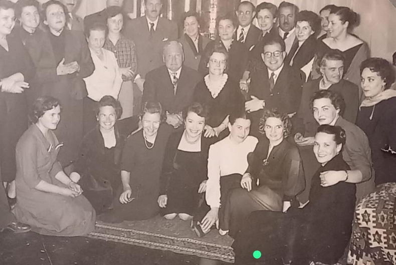 Renard durante sus años en la provincia. La foto fue tomada en 1955. La arquitecta aparece en el centro arrodillada, con vestido negro y un collar.