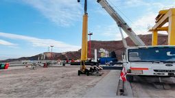 Impresionante logística en la Presa de Ullum: con grúas, repararon una compuerta