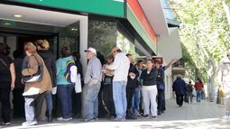 La gente copa los bancos para hacer trámites antes del paro