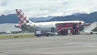 Un hombre murió al ser absorbido por el motor de un avión: así fue el terrible momento