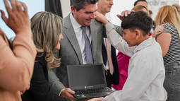 El gobernador Orrego realizó una nueva entrega de netbooks en una escuela de Rivadavia y aseguró que el programa continuará en 2026. El gobernador Orrego realizó una nueva entrega de netbooks en una escuela de Rivadavia y aseguró que el programa continuará en 2026.