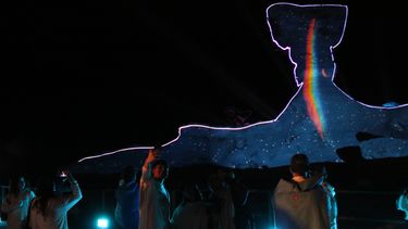 Kits de merch, pulseritas lumínicas, y mapping en El Hongo: toda la trastienda de Coldplay en el Valle de la Luna