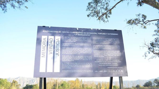 Marcha de antorchas esperando el día de la Memoria