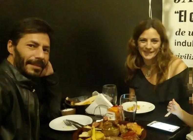 Mariano Tomsig junto con su esposa, Natalí Lima, quien es funcionaria judicial.