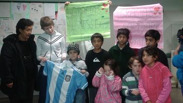 Messi donó una camiseta autografiada que será subastada por FundaME