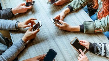 El celular se ha convertido en una gran adicción para los adolescentes.