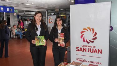 Ya funcionan dos stands informativos para turistas en el Aeropuerto