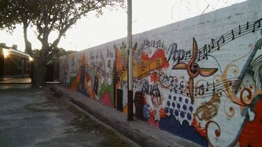 El antecedente a la pared separatista: un muro en un barrio de Santa Lucía