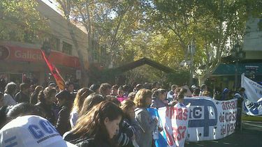 Organizaciones cortan la calle en reclamo de mejoras económicas