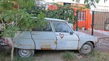 Drama y preocupación por Juancito, un pibe adicto que duerme en un auto