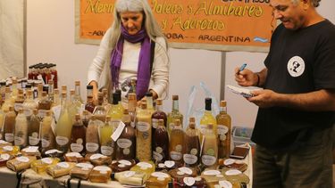 Los cordobeses que hacen fernet casero y la rompen en la Feria de las Artesanías