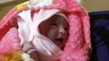 Nació en los pasillos de un hospital gracias a su tía partera