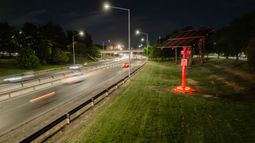 Los paneles solares de la Circunvalación se tiñeron de rojo por un motivo muy especial Los paneles solares de la Circunvalación se tiñeron de rojo por un motivo muy especial
