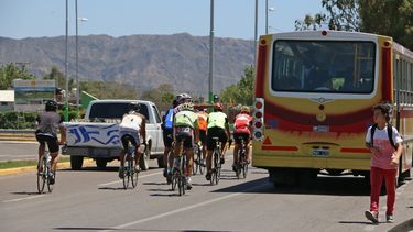Ciclistas vs. automovilistas, la polémica que se repite todos los veranos en San Juan