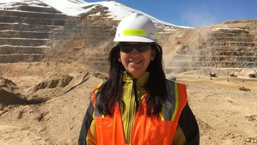 Claudia Castro, una geóloga que recorrió la ruta del oro del mundo y encontró su lugar en EE.UU.